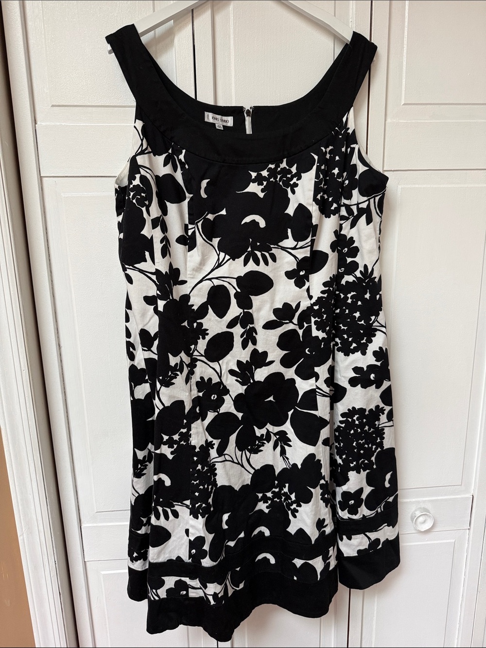 Jones Studio Black & White Floral Midi Dress with Scoop Neck